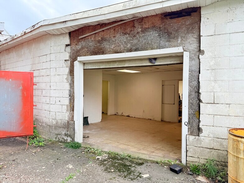 More Photos Of 807 S 4th St, Fulton General Retail For Sale