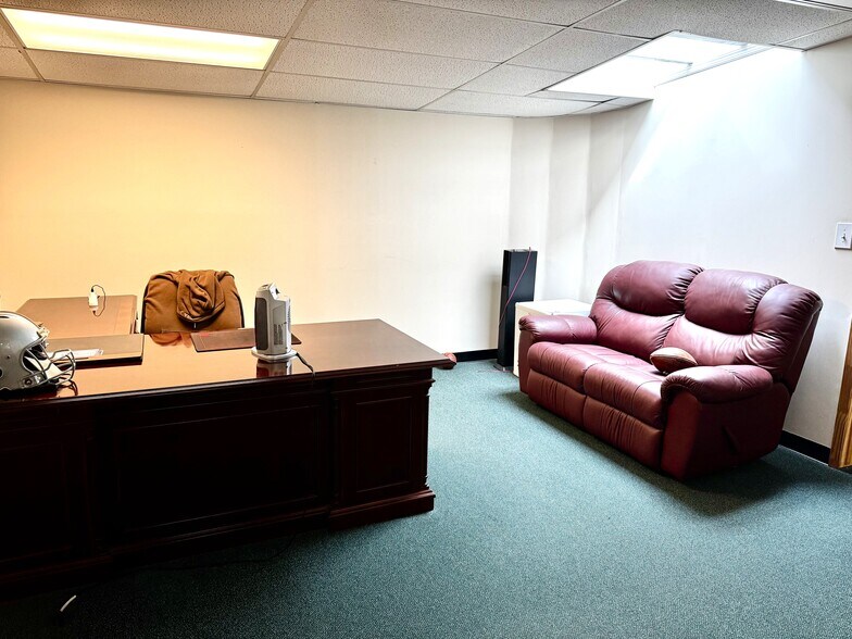 More Photos Of 3935-3937 Merrick Rd, Seaford Office For Lease