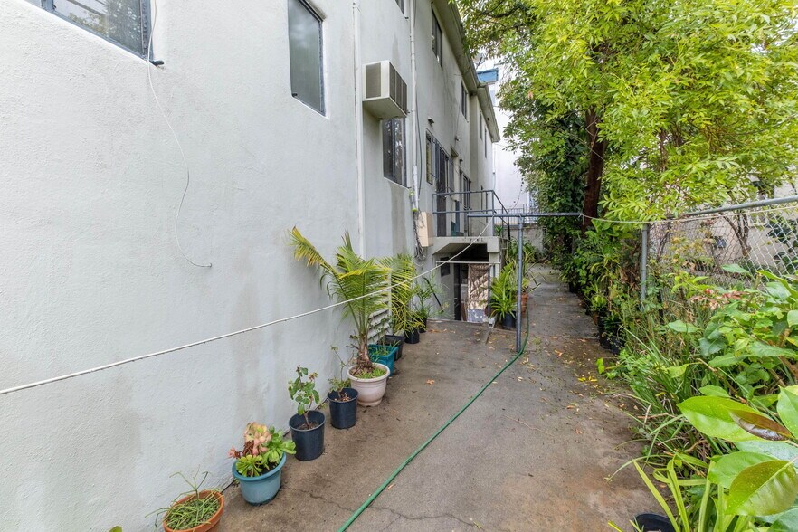 More Photos Of 1248 N Crescent Heights Blvd, West Hollywood Apartments For Sale