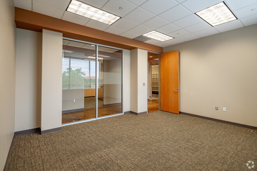 More Photos Of 18615 Tuscany Stone, San Antonio Office For Lease