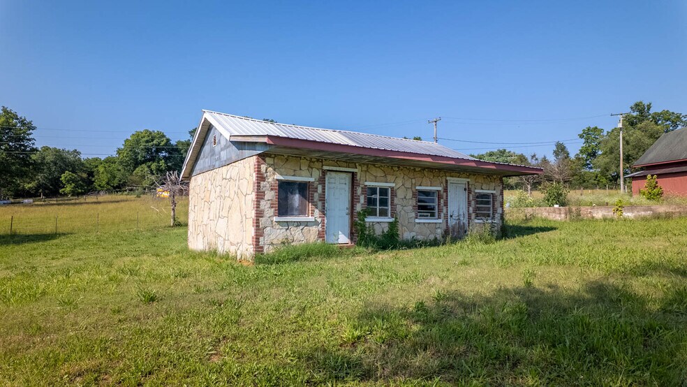 More Photos Of 2516 US-63, Hardy General Retail For Sale