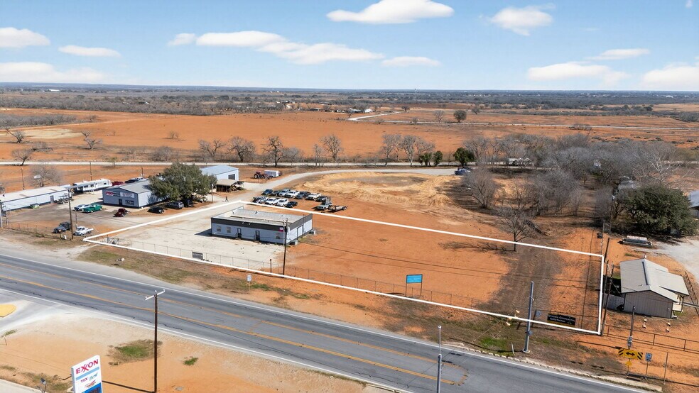 More Photos Of 3215 Zanderson Ave, Jourdanton Loft Creative Space For Lease