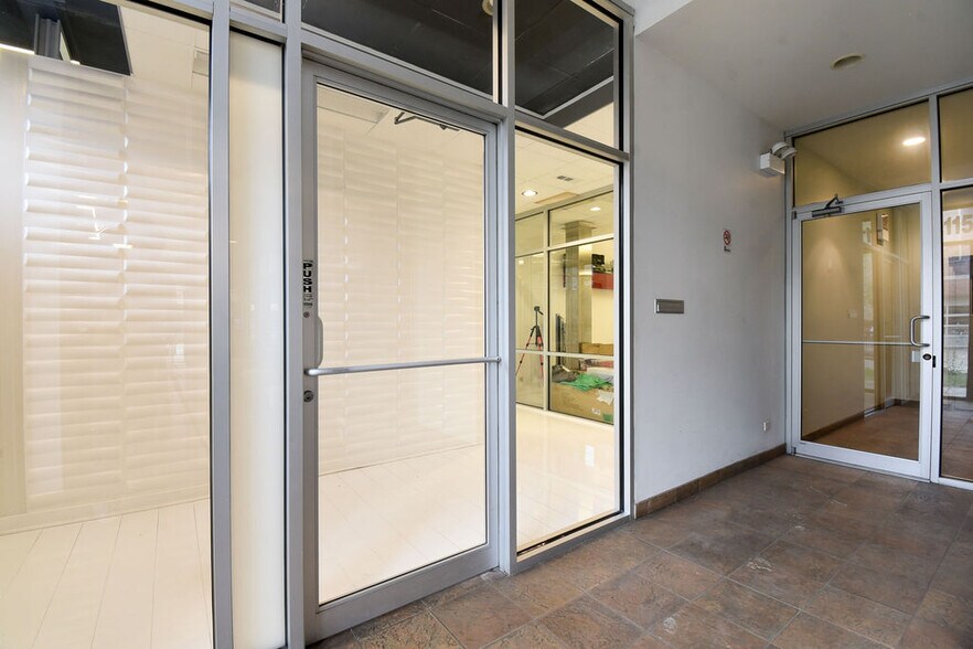 More Photos Of 2101 W Division St, Chicago Storefront Retail Residential For Lease