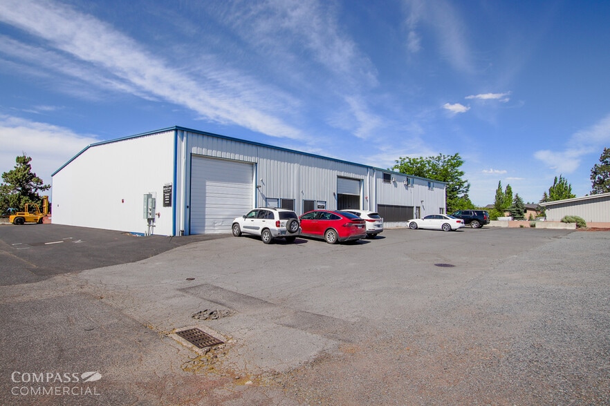 More Photos Of 62980 Boyd Acres Rd, Bend Warehouse For Lease