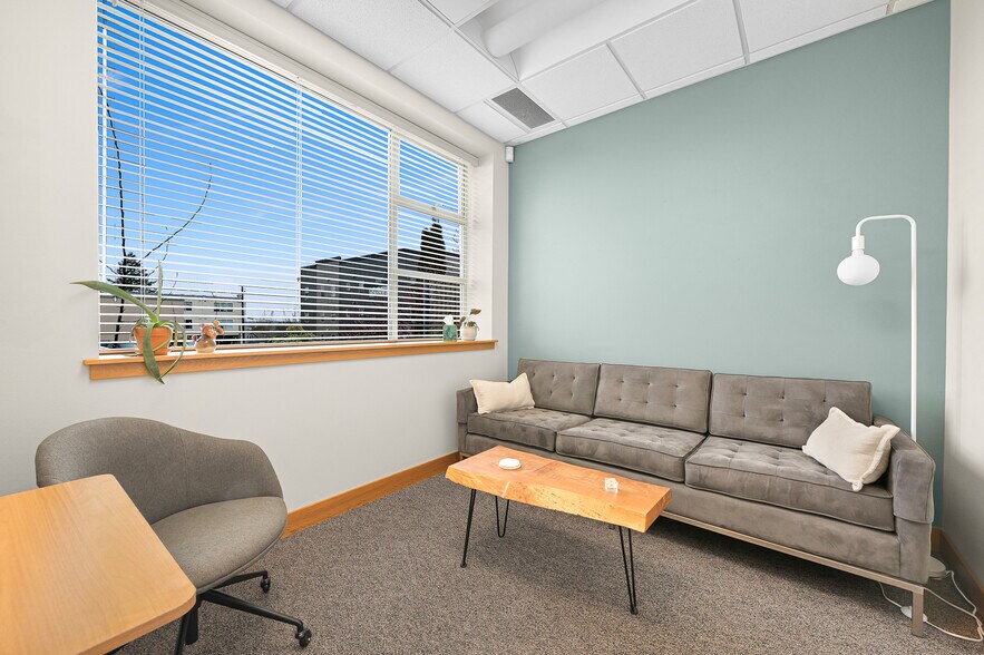 More Photos Of 701 E Holly St, Bellingham Office For Sale