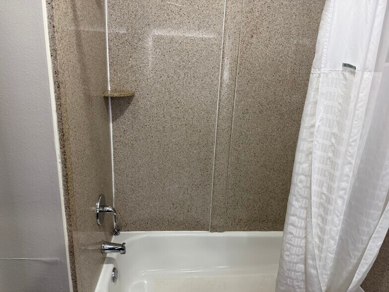 More Photos Of 6604 Londonderry Way, Union City Hotel For Sale