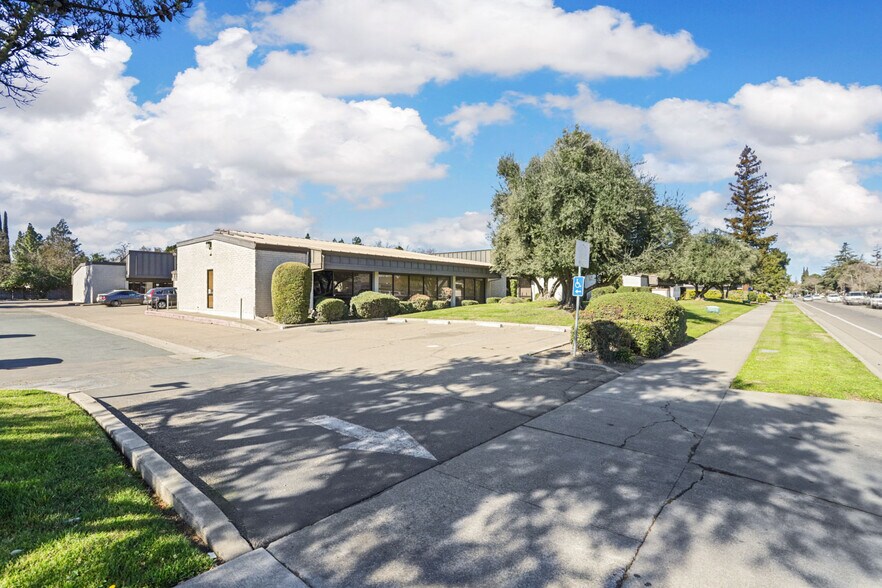 More Photos Of 5637 N Pershing Ave, Stockton Medical For Lease