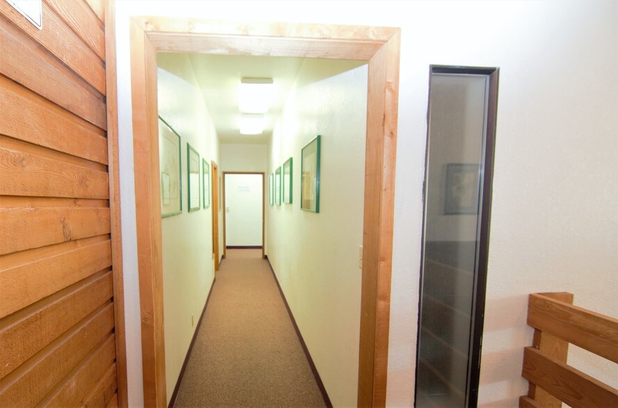 More Photos Of 1900 N 99 Hwy, Mcminnville Loft Creative Space For Lease