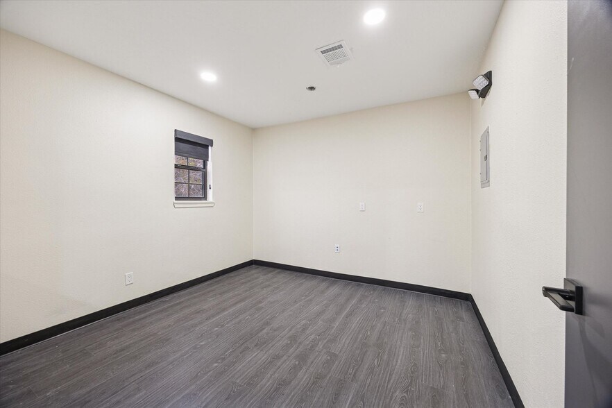 More Photos Of 4901 Yale St, Houston Office For Sale