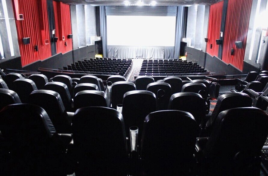 More Photos Of 6827 Fresh Meadow Ln, Fresh Meadows General Retail For Lease