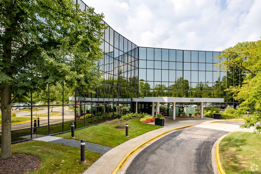 More Photos Of 2333 Waukegan Rd, Bannockburn Office For Lease