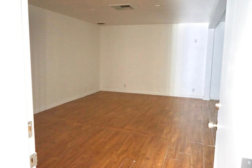 More Photos Of 10623 Burbank Blvd, North Hollywood Loft Creative Space For Sale