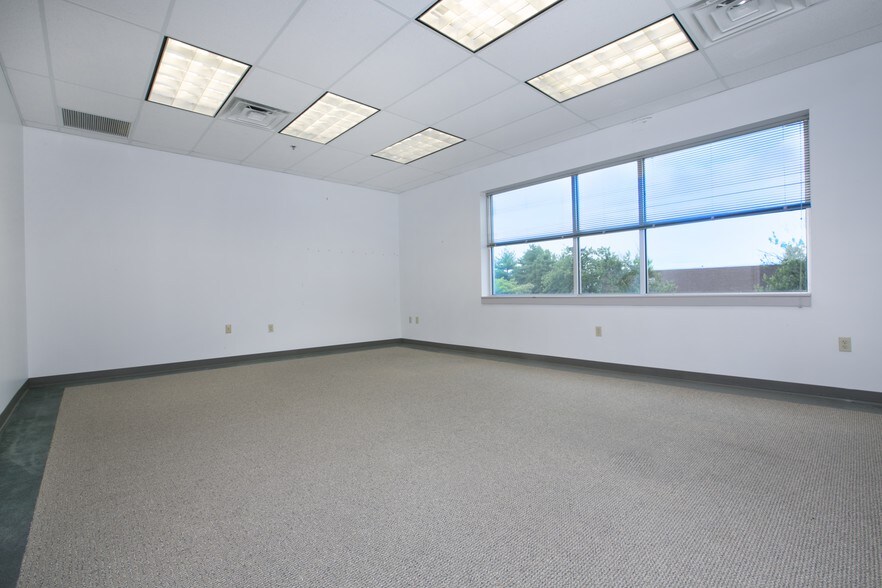 More Photos Of 910 W Basin Rd, New Castle Unknown For Lease