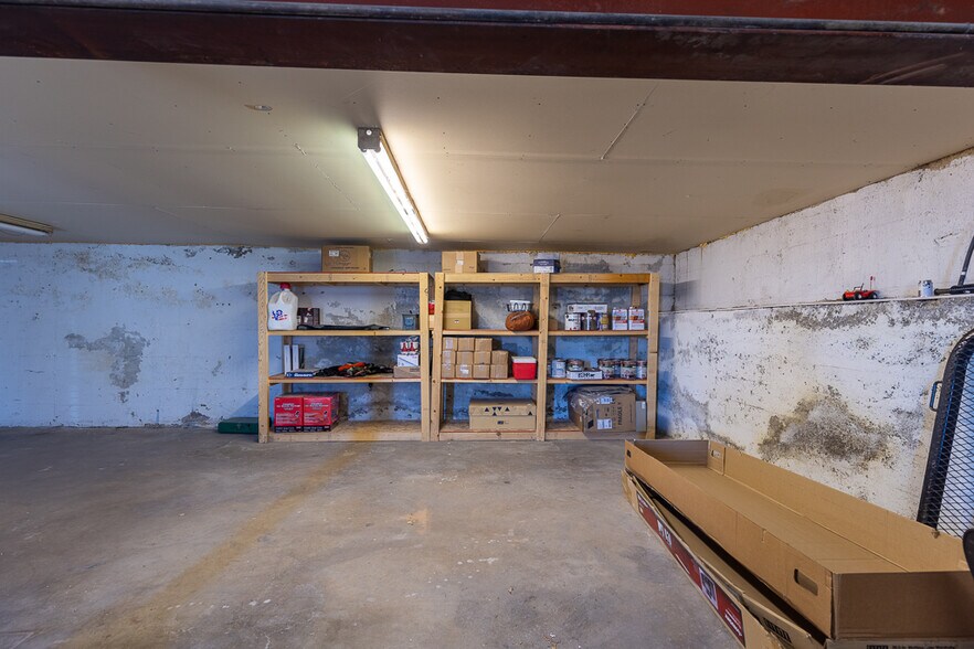 More Photos Of 27 S Broadway, Cortez Flex For Sale