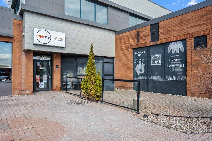 More Photos Of 95 Boul De Mortagne, Boucherville Restaurant For Lease