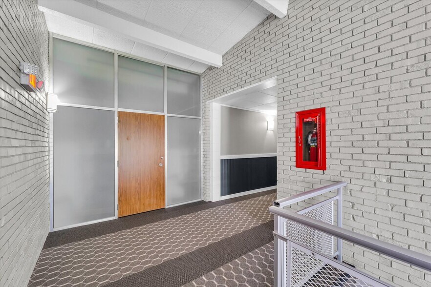 More Photos Of 1907 N Cunningham Ave, Urbana Hotel For Sale