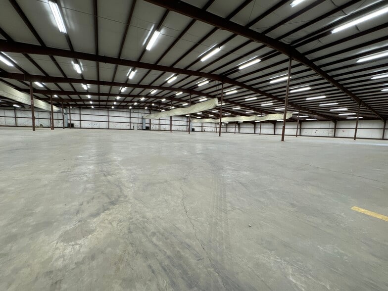 More Photos Of 1014 Industrial Park Dr, Clinton Warehouse For Lease