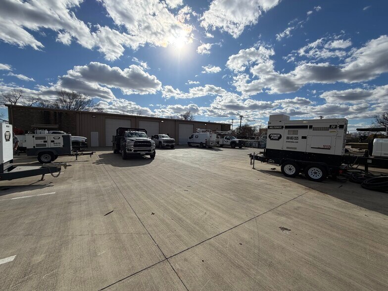 More Photos Of 240 Gilbert Cir, Grand Prairie Warehouse For Lease