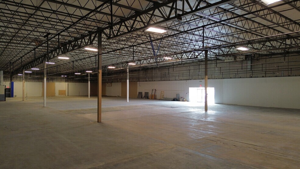 More Photos Of 1000 Elmwood Park Blvd, Elmwood Distribution For Lease