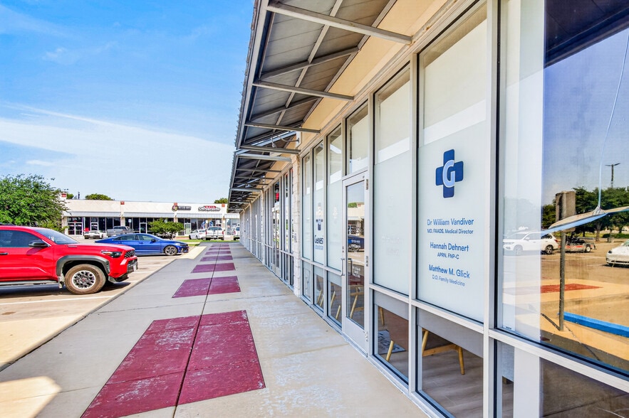 More Photos Of 108 E Us Highway 80, Forney Freestanding For Lease