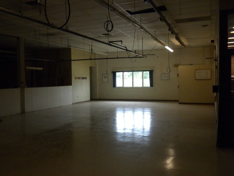 More Photos Of 24 Lexington Dr, Laconia Light Manufacturing For Lease