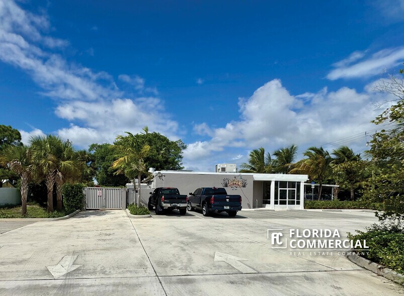 More Photos Of 796 NE Dixie Hwy, Jensen Beach Restaurant For Sale