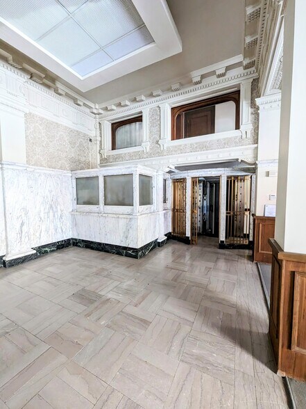 More Photos Of 301 Columbia St, Lafayette Office For Lease