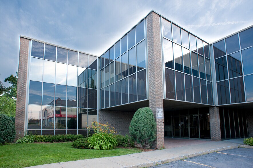 More Photos Of 2120 Av Victoria, Longueuil Office For Sale