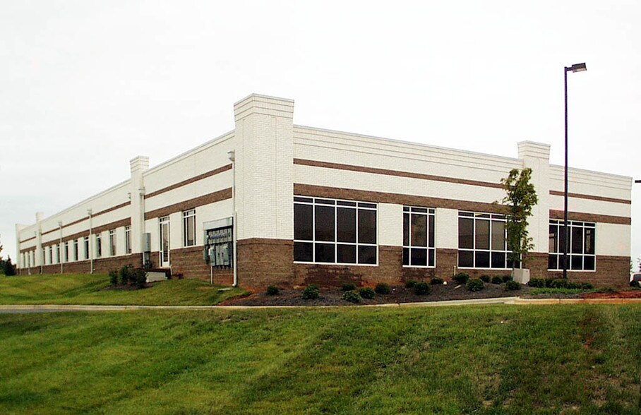 More Photos Of 16325 Northcross Dr, Huntersville Office For Lease