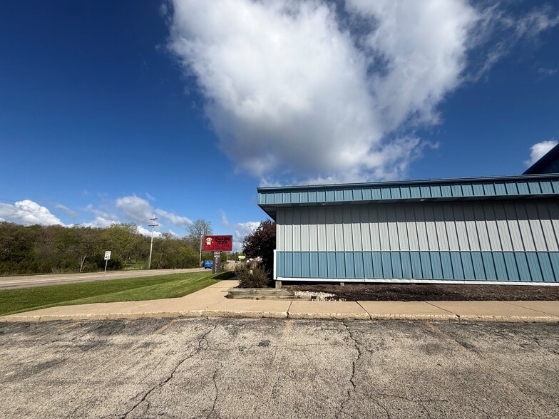 More Photos Of 960 W Rollins Rd, Round Lake Beach Mixed Retail For Lease