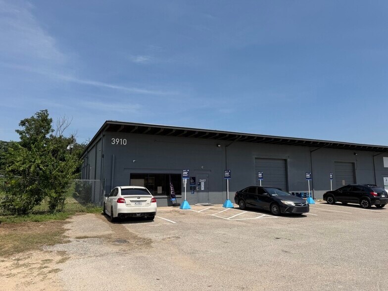 More Photos Of 3910 Warehouse Row, Austin Showroom For Sale