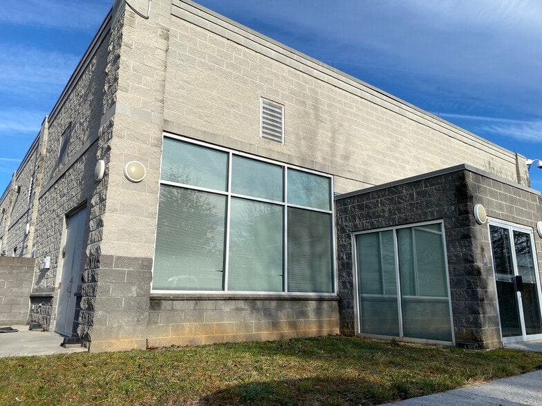 More Photos Of 260 Shady Elm Rd, Winchester Warehouse For Lease