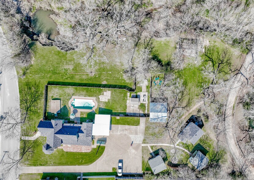 More Photos Of 512 N Travis St, Granbury Hospitality For Sale