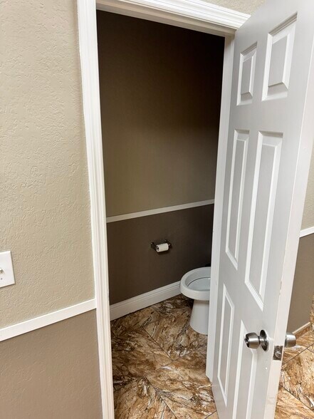 More Photos Of 5633 Metrowest Blvd, Orlando Veterinarian Kennel For Lease