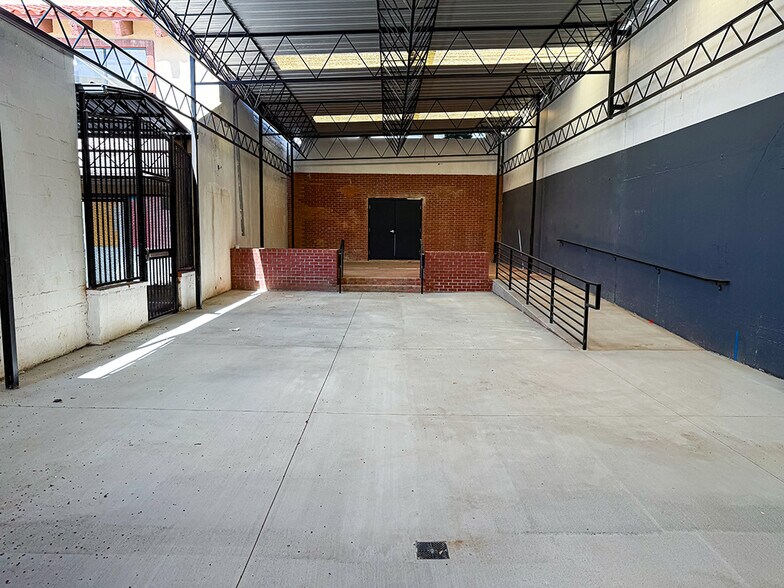 More Photos Of 535 S Lake Ave, Pasadena General Retail For Sale