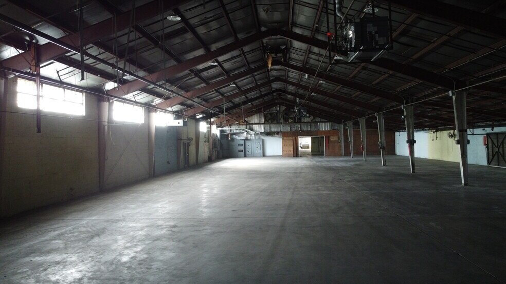 More Photos Of 2615 Elmhurst Ln, Portsmouth Warehouse For Lease