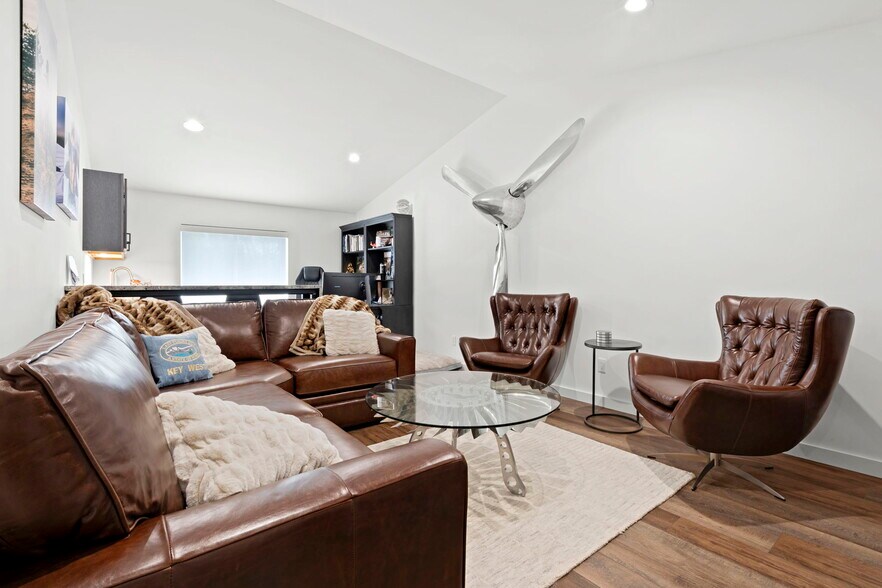 More Photos Of 612 N Lakeshore Dr, Ludington Hotel For Sale