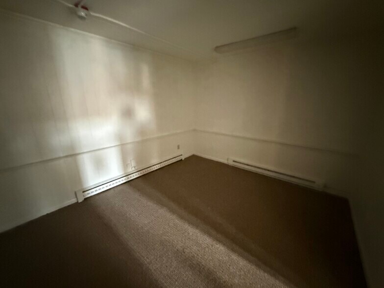 More Photos Of 1019 Farmington Ave, Bristol Office For Lease