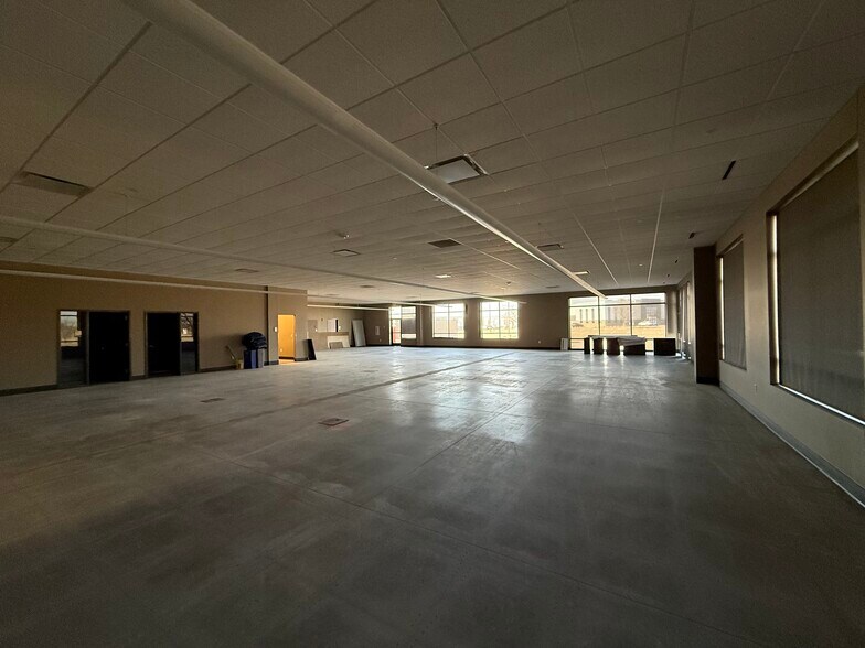 More Photos Of 1450 N Center Point Rd, Hiawatha Office For Lease