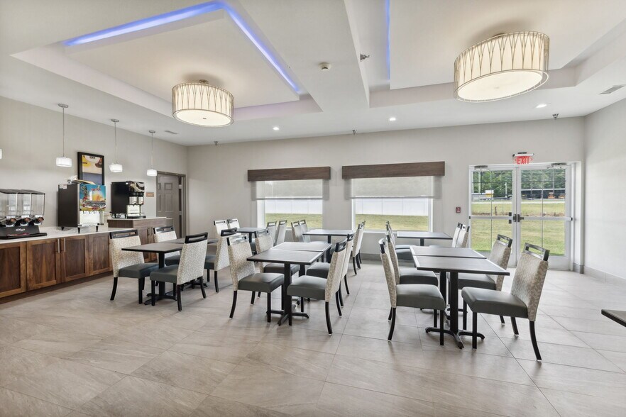 More Photos Of 126 Expressway Dr, Manchester Hotel For Sale