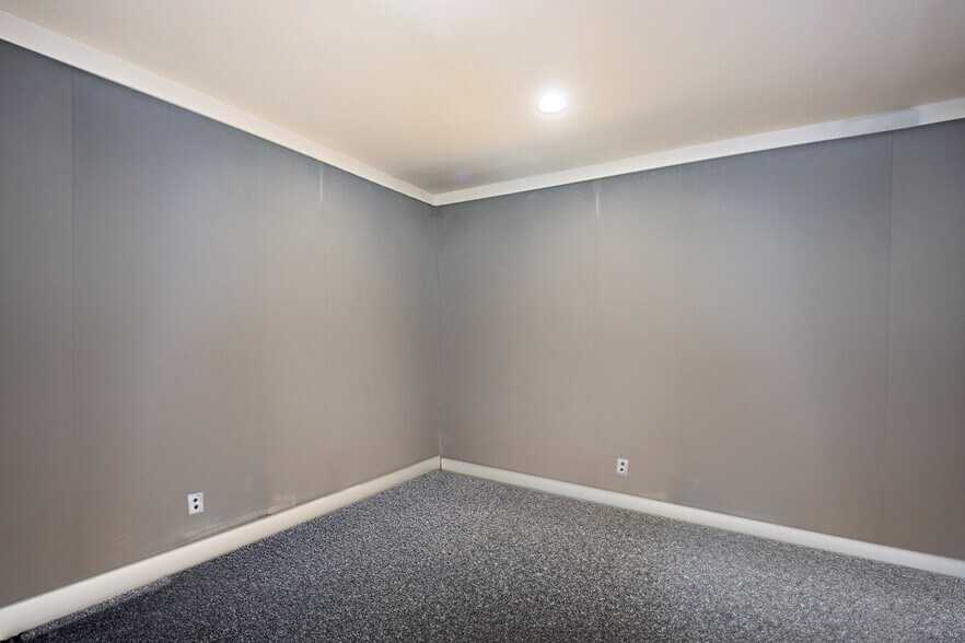 More Photos Of 10800 Ventura Blvd, Studio City Loft Creative Space For Lease