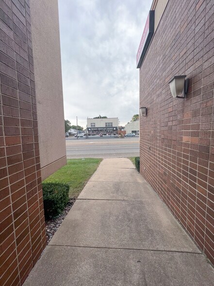 More Photos Of 1903 S Broadway, Rochester Office For Lease