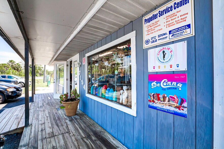 More Photos Of 7154 Shoal Line Blvd, Spring Hill Marina For Sale