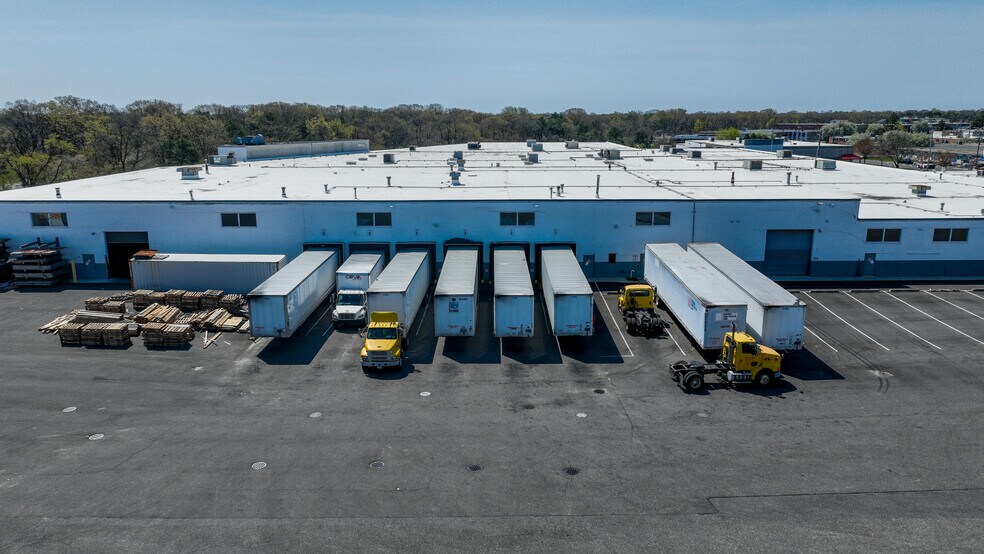 More Photos Of 120 Adams Blvd, Farmingdale Warehouse For Lease