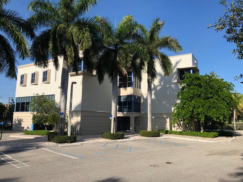 More Photos Of 2505 Metrocentre Blvd, West Palm Beach Medical For Lease