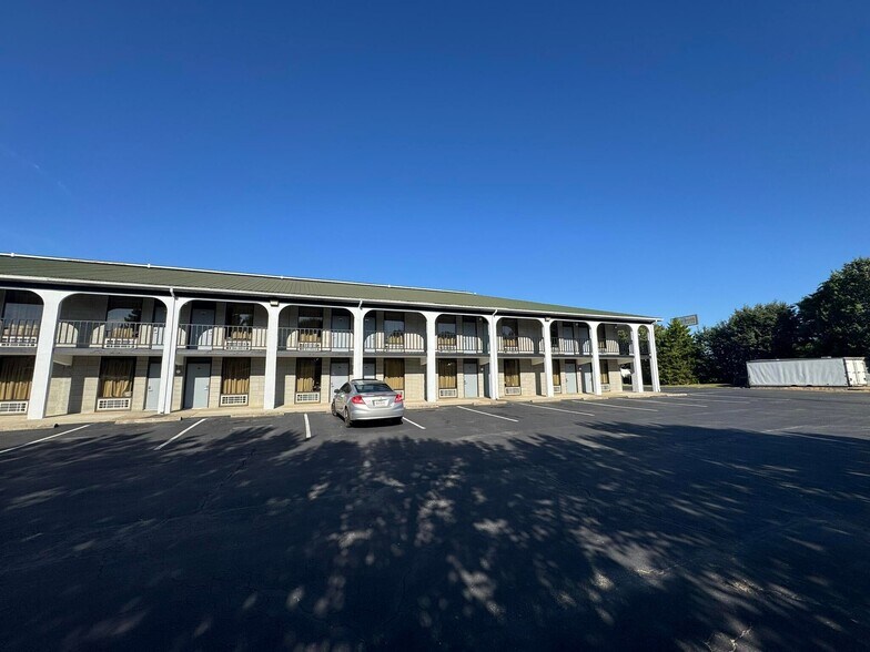 More Photos Of 990 Maple St, Russell Springs Hotel For Sale