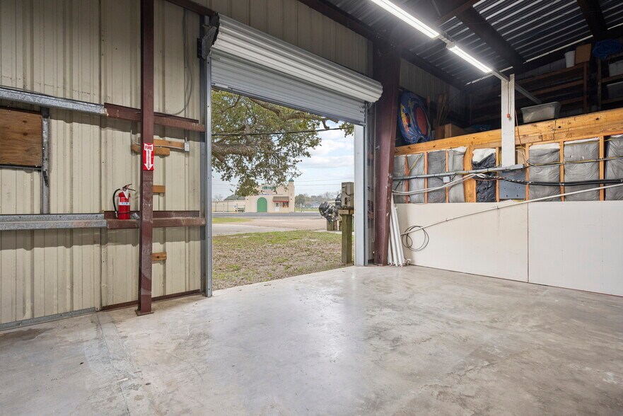 More Photos Of 206 Highway 35 S, Rockport Manufacturing For Sale