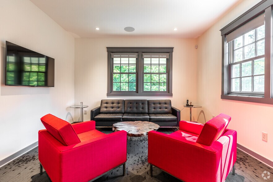 More Photos Of 27 Cannon Rd, Wilton Office For Lease