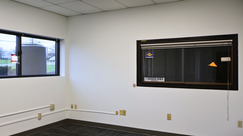 More Photos Of 300 Russell Dr, Middletown Warehouse For Lease