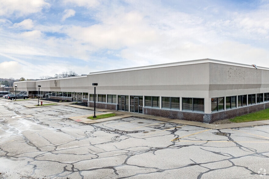 More Photos Of 4400 Renaissance Pky, Warrensville Heights Showroom For Lease